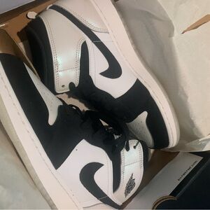 Black and White High-Top Sneakers Air Jordan 1 Mid Diamond Shorts